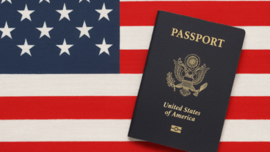 مشهد لمكتب هجرة أمريكي مع متقدمين للجنسية ووجود العلم الأمريكي في الخلفية.